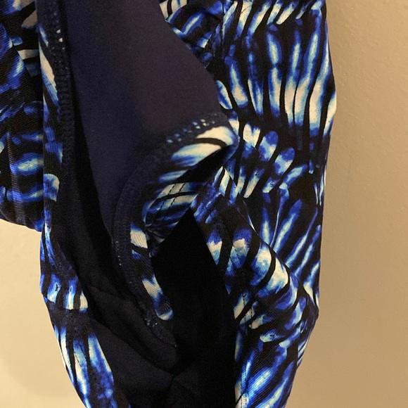 Tommy Bahama women’s Blue Patterned Swimsuit - size 6 - removable strap - Picture 6 of 7